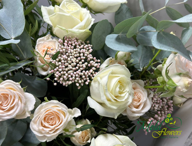 Букет из белых и кремовых кустовых роз Фото